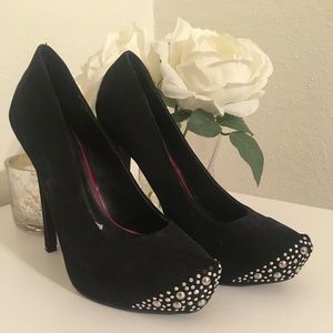 HOTTT black studded heels